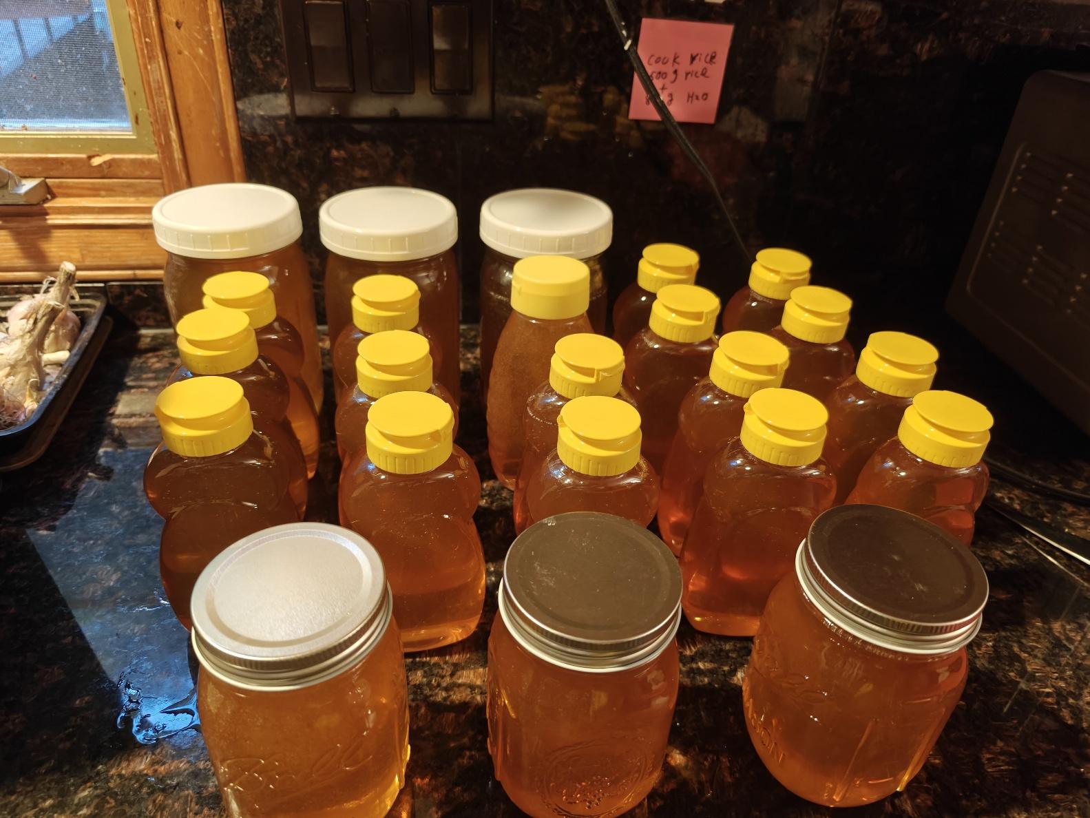 A group of jars with yellow lids

AI-generated content may be incorrect.